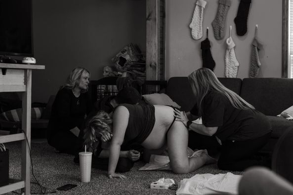giving birth on hands and knees